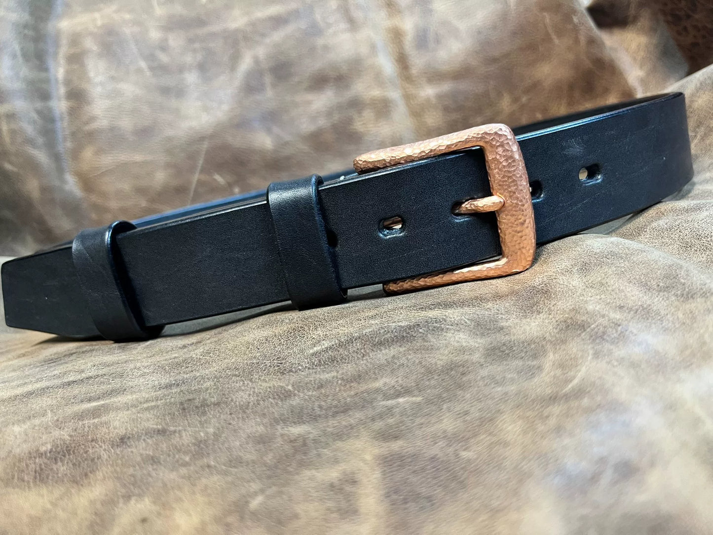The copper hammered pure copper belt buckle is paired with a black…