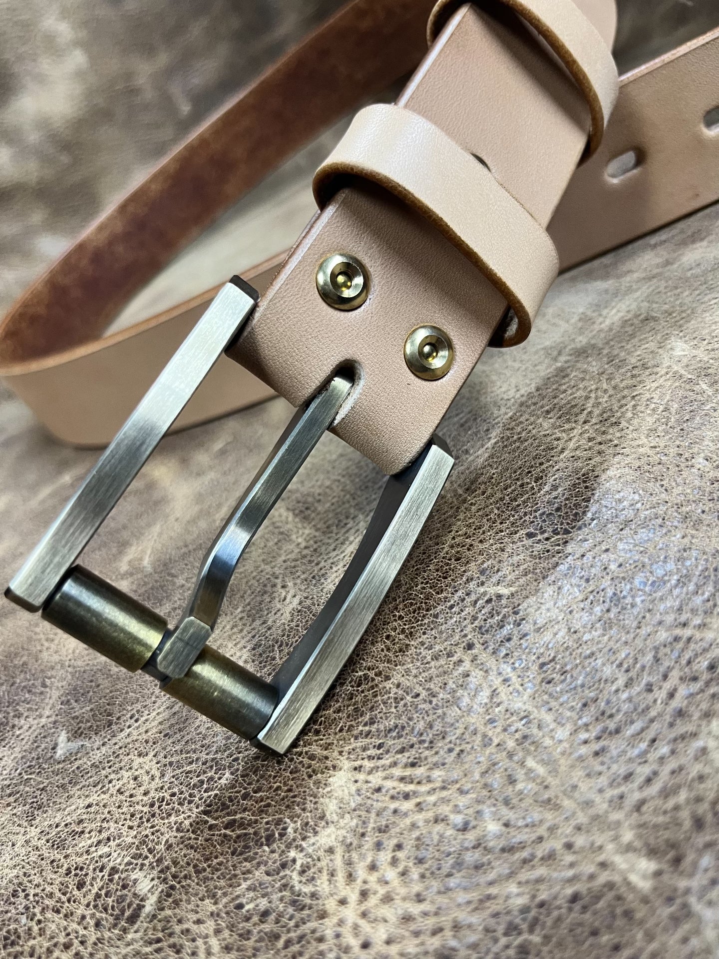 6.5 mm saddle with brass wire-cut belt buckle