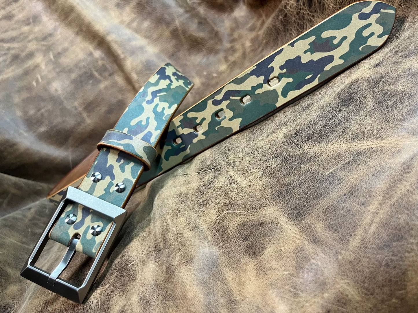 5.5mm thick camouflage saddle with titanium alloy belt buckle