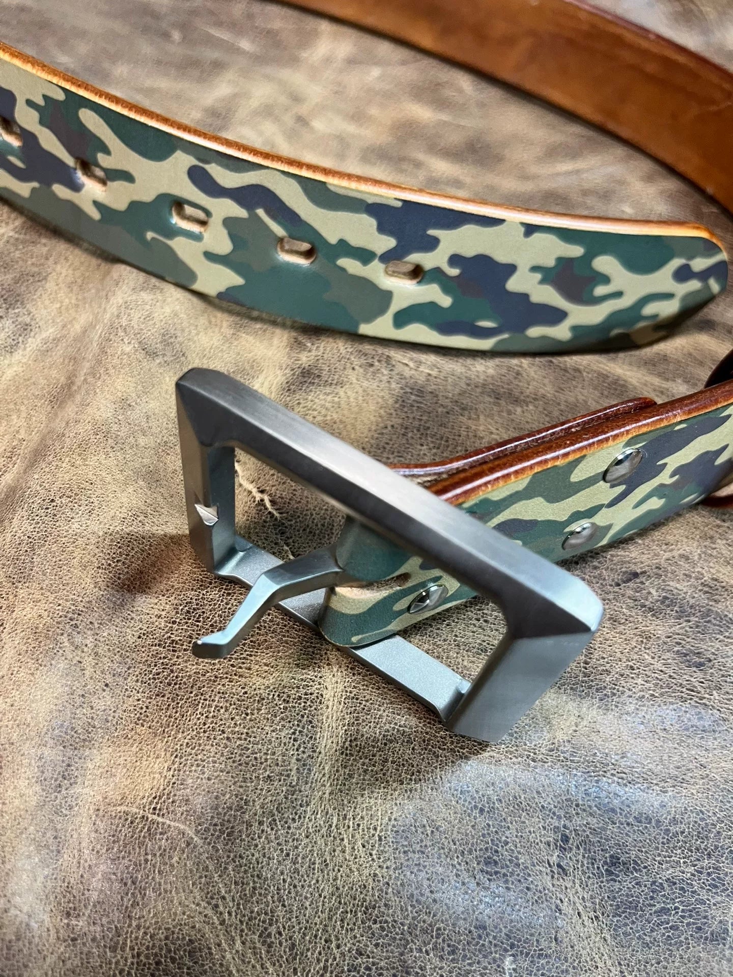 5.5mm thick camouflage saddle with titanium alloy belt buckle