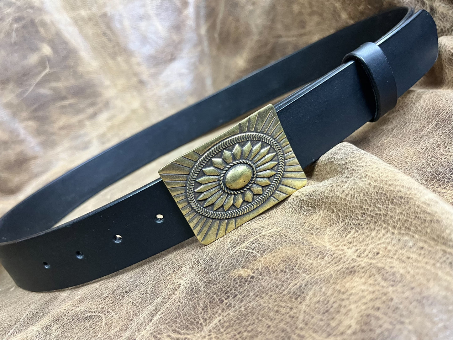 The three-dimensional brass Navajo smooth gusset buckle is paired w…