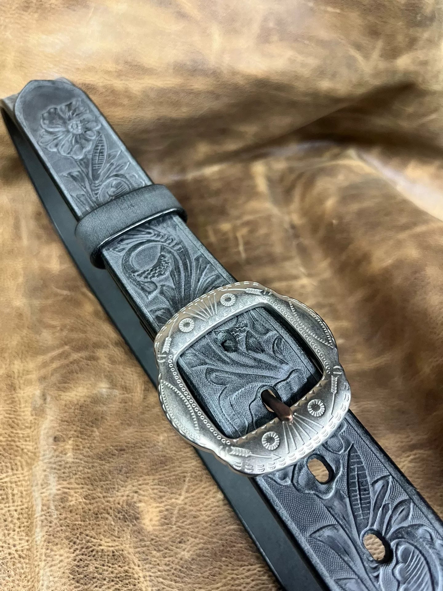 The Italian horse-rein carved handmade belt is customized