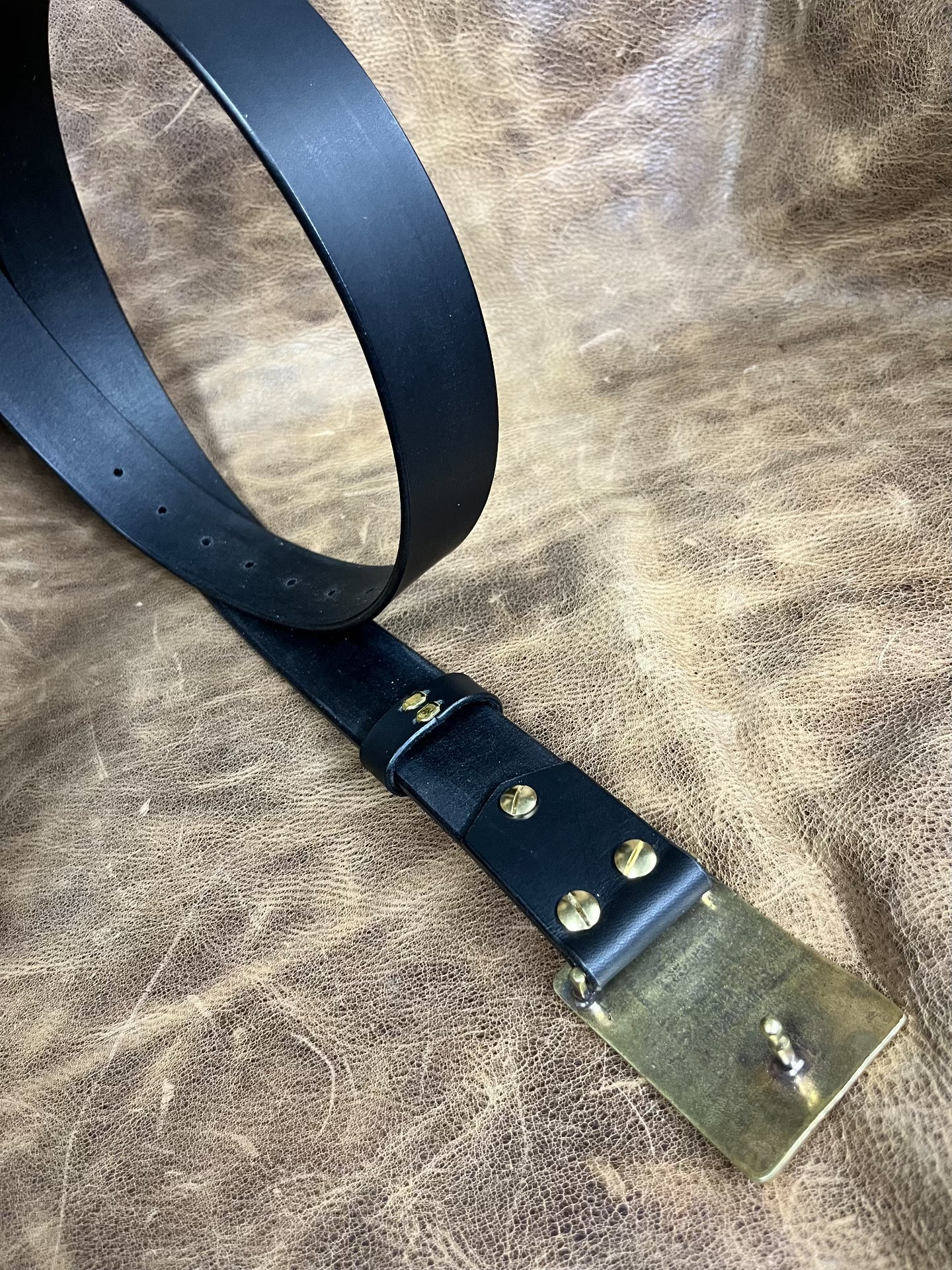 The three-dimensional brass Navajo smooth gusset buckle is paired w…