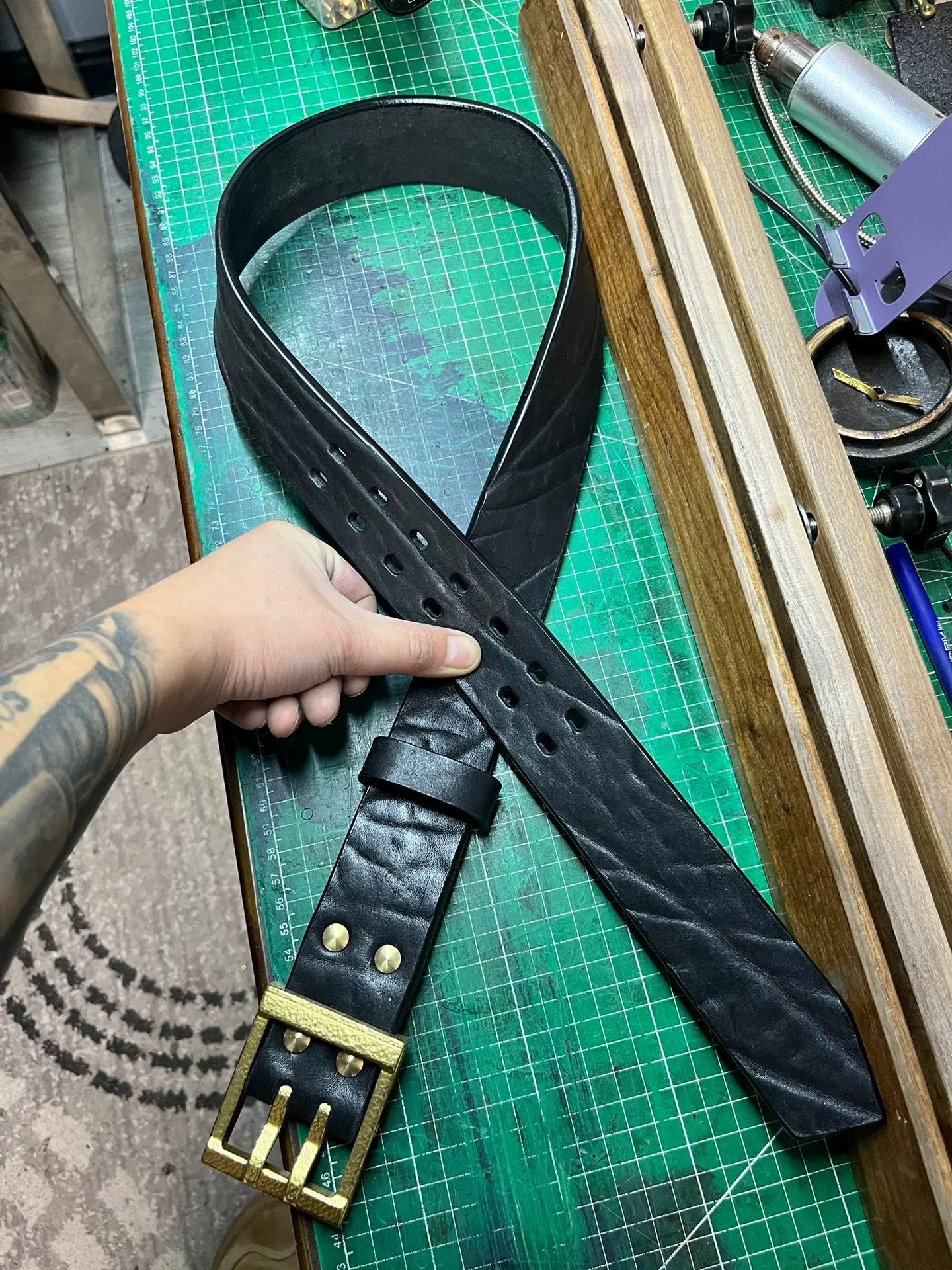 4.5 cm wide double-needle hammer-patterned handmade belt of five ge…