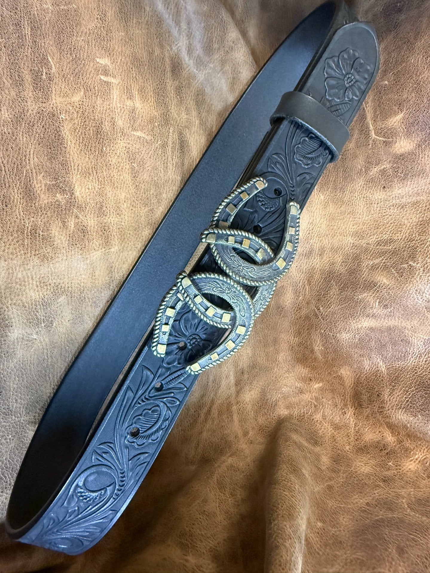 American saddle vegetable tanning with gold-plated horseshoe belt