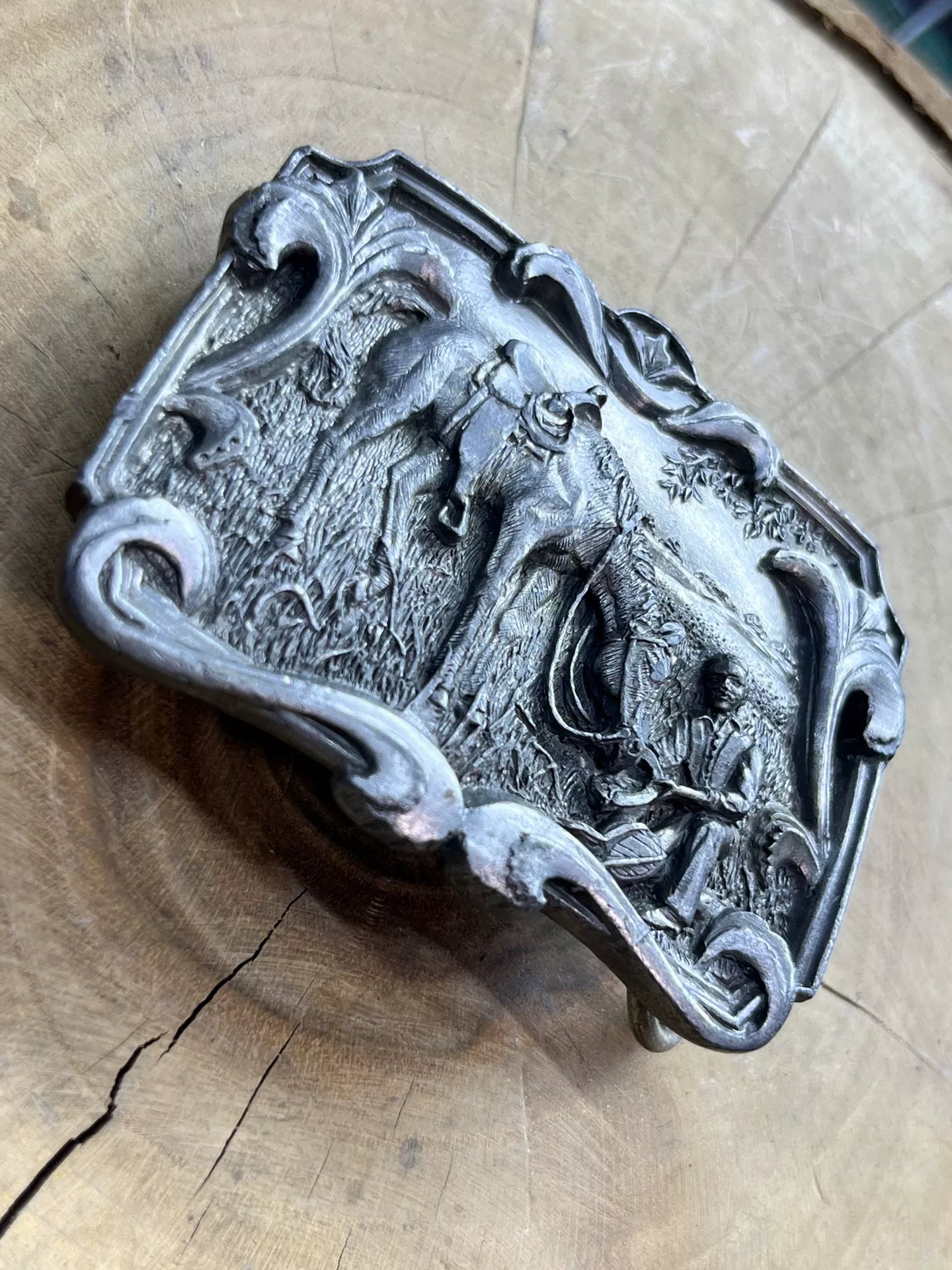 Pre-Owned Vintage American Relief Belt Buckle — Excellent Condition
