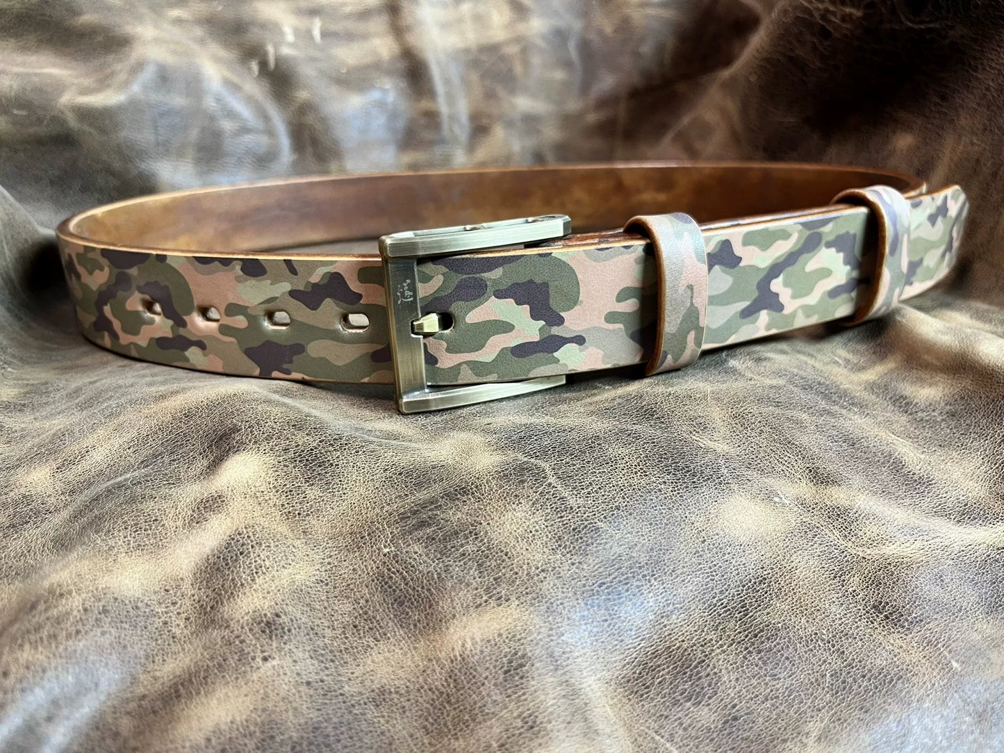 Camouflage saddle with genuine west wind 3-wire cutting belt buckle…