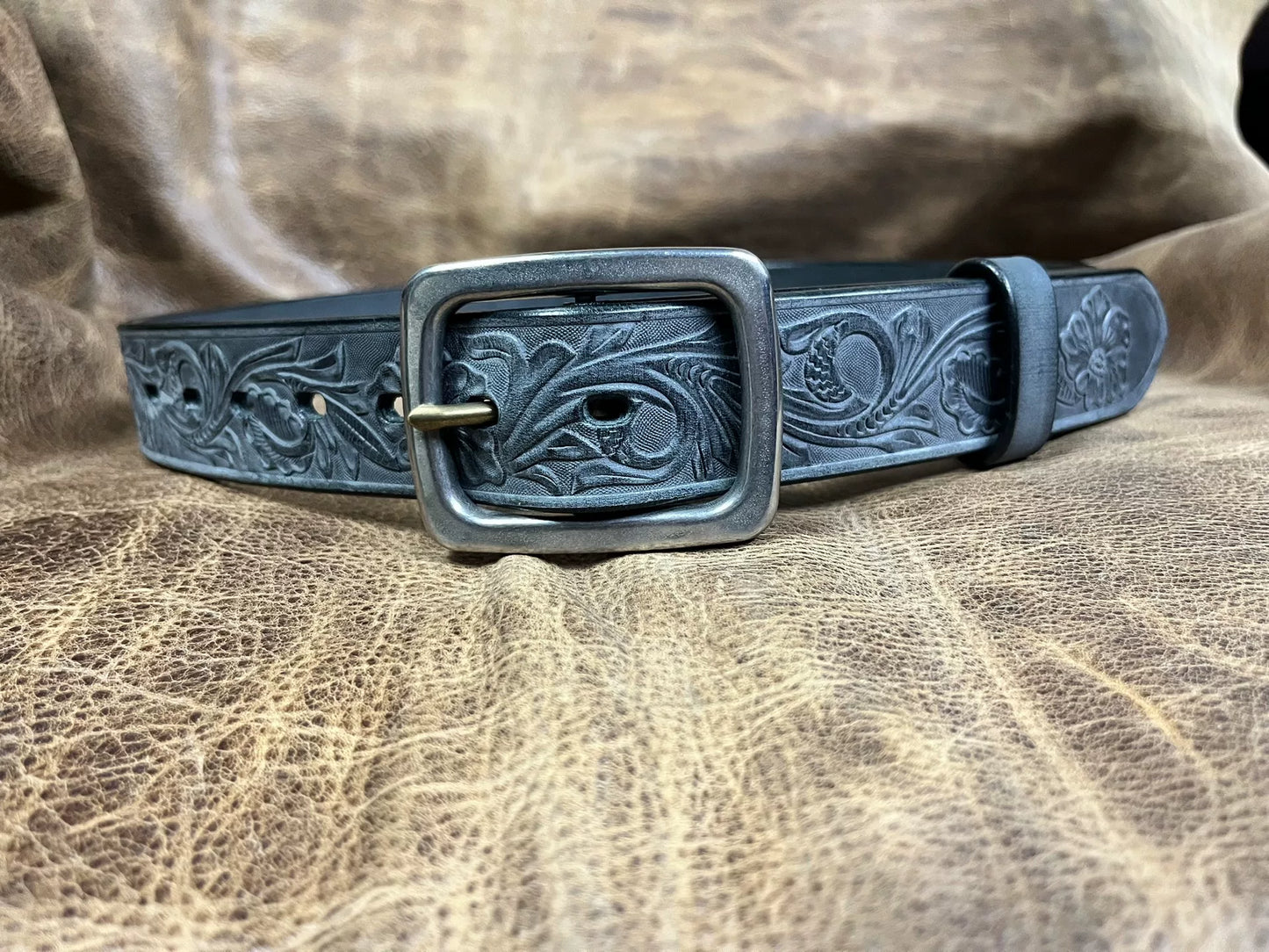 The Italian horse-rein carved handmade belt is customized