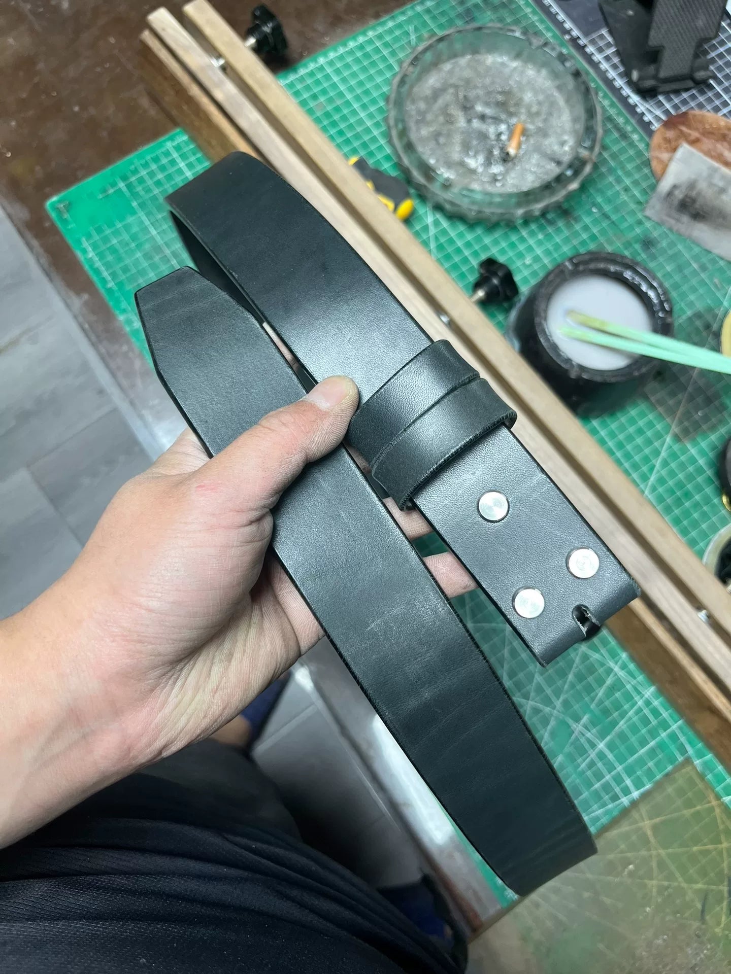 Black Meishan buckleless leather belt for men
