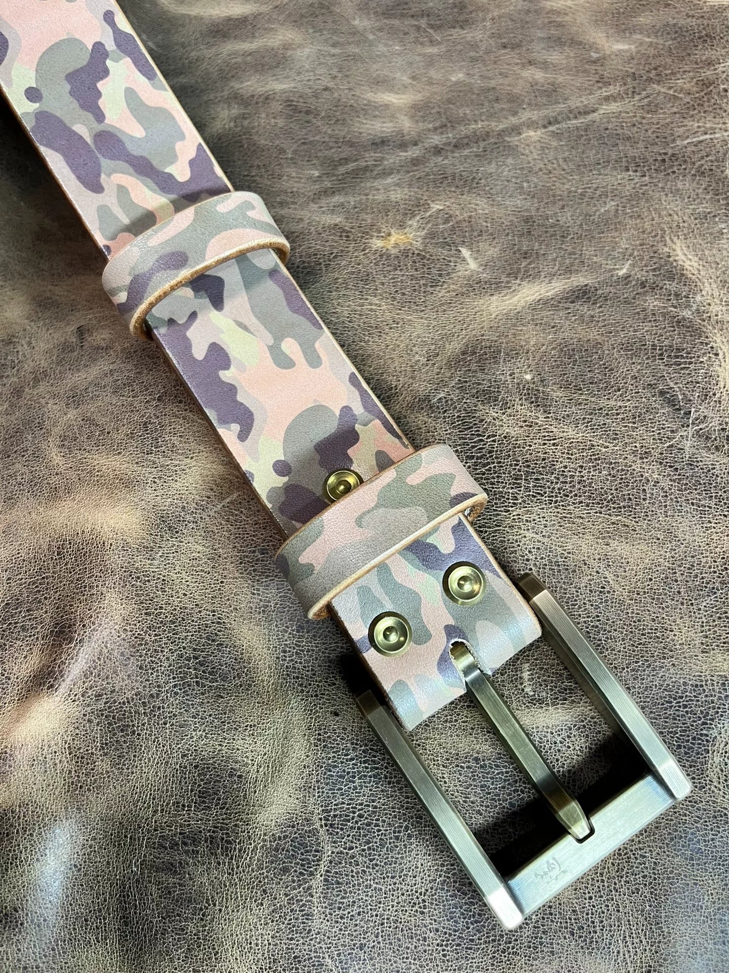 Camouflage saddle with genuine west wind 3-wire cutting belt buckle…