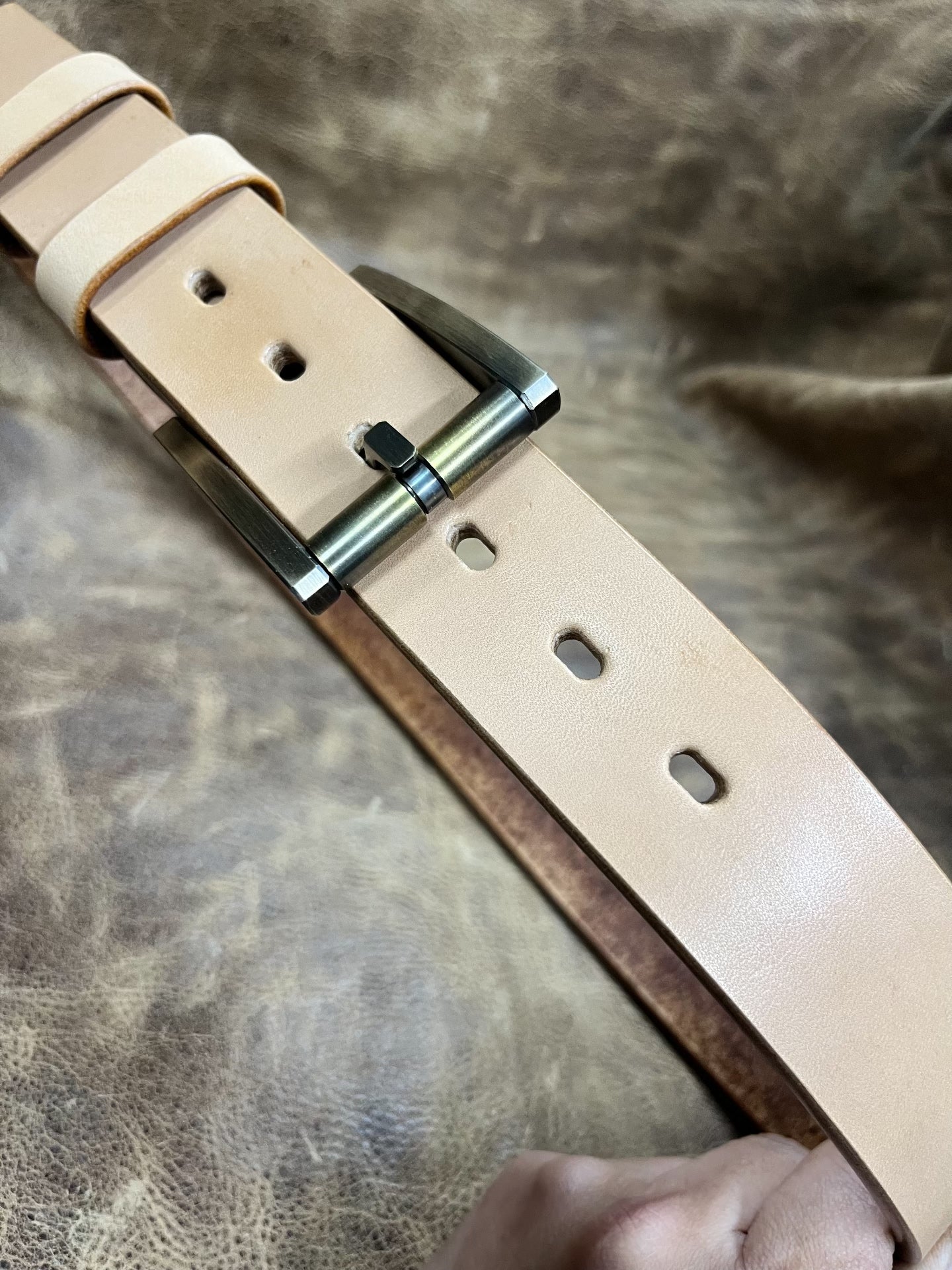6.5 mm saddle with brass wire-cut belt buckle