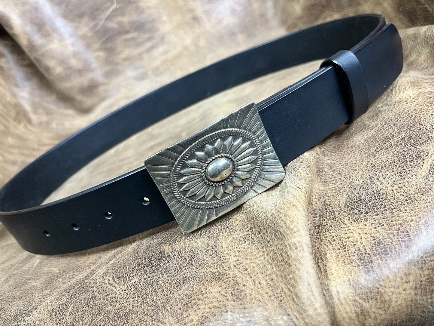 The three-dimensional white copper Navajo smooth gusset buckle is p…