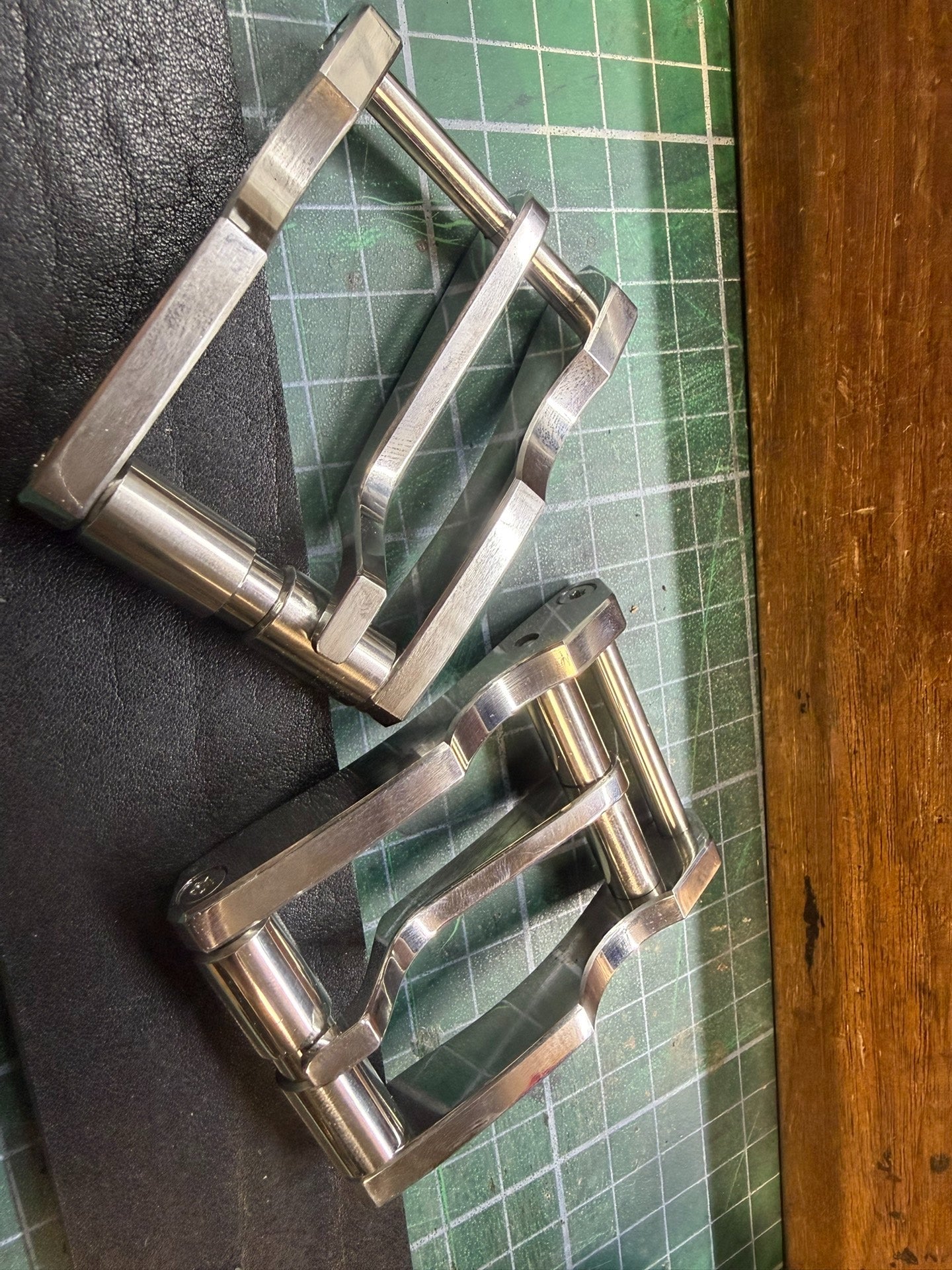 316L Line-Cut Belt Buckle — 35mm Inner Diameter, Rolling Pin Front