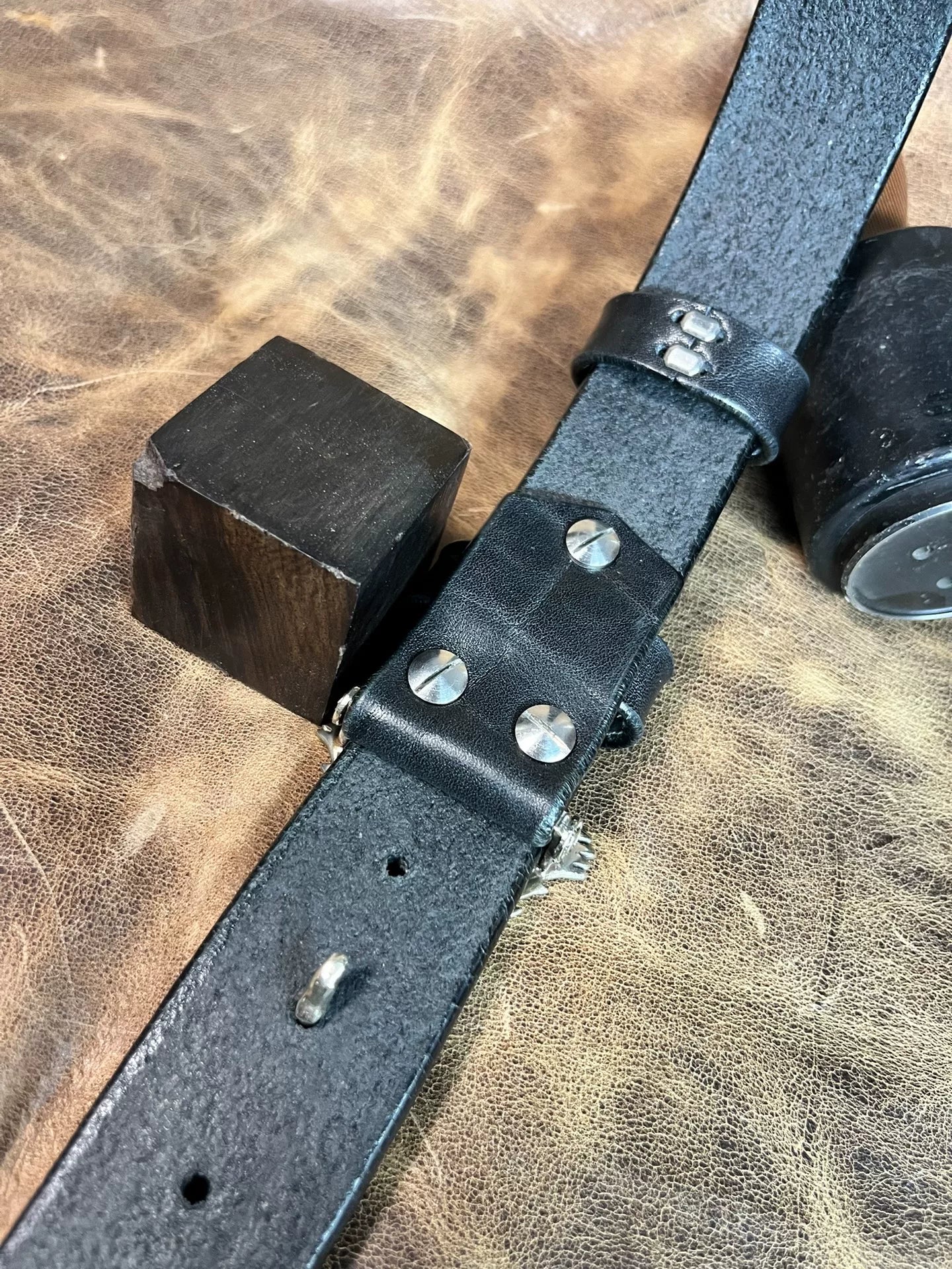 Customized belt in black bison leather. Customized length