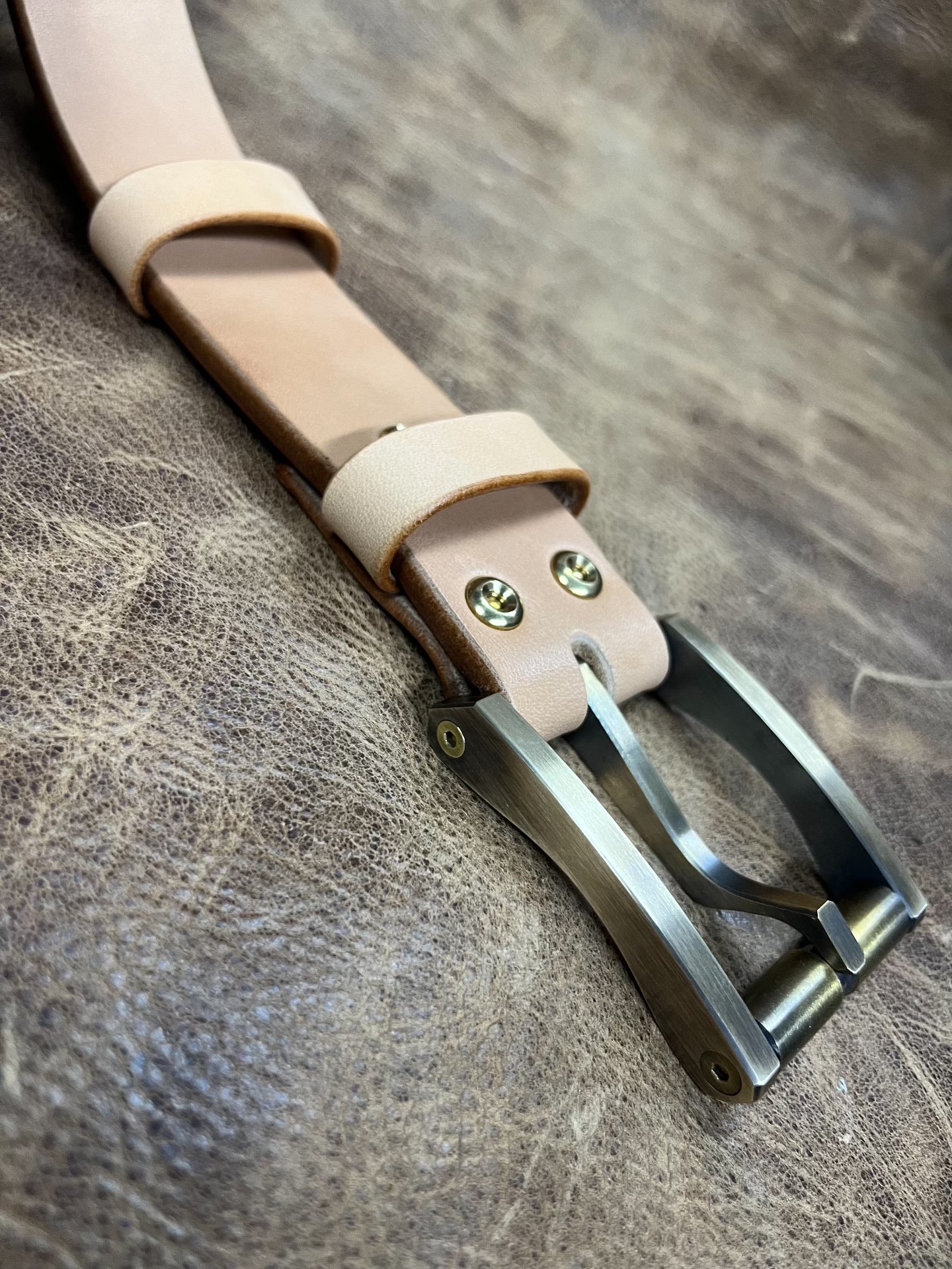 6.5 mm saddle with brass wire-cut belt buckle