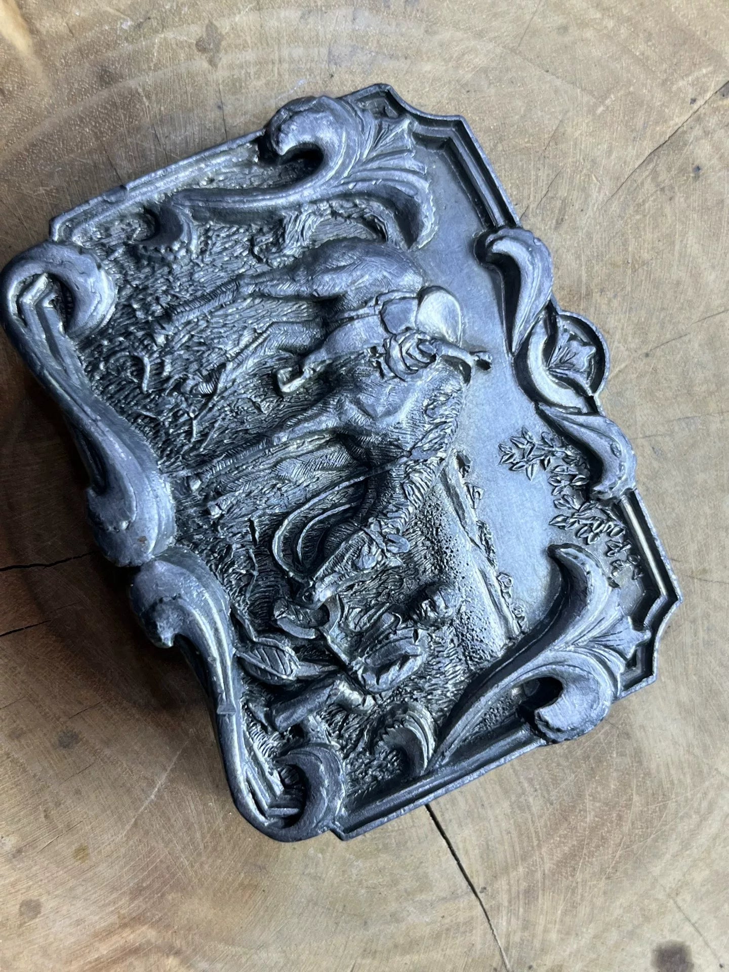 Pre-Owned Vintage American Relief Belt Buckle — Excellent Condition