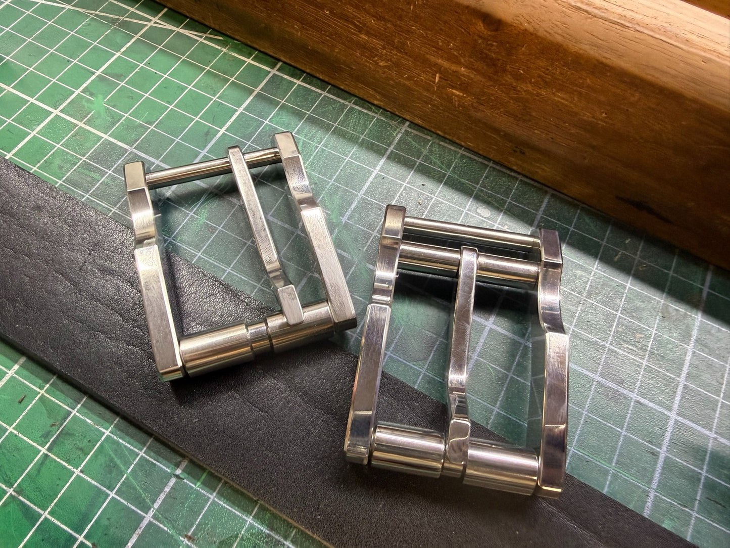 316L Line-Cut Belt Buckle — 35mm Inner Diameter, Rolling Pin Front