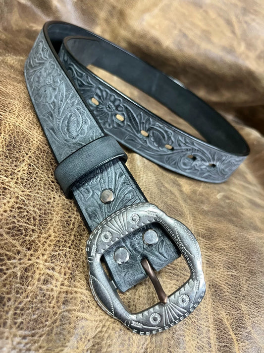 The Italian horse-rein carved handmade belt is customized