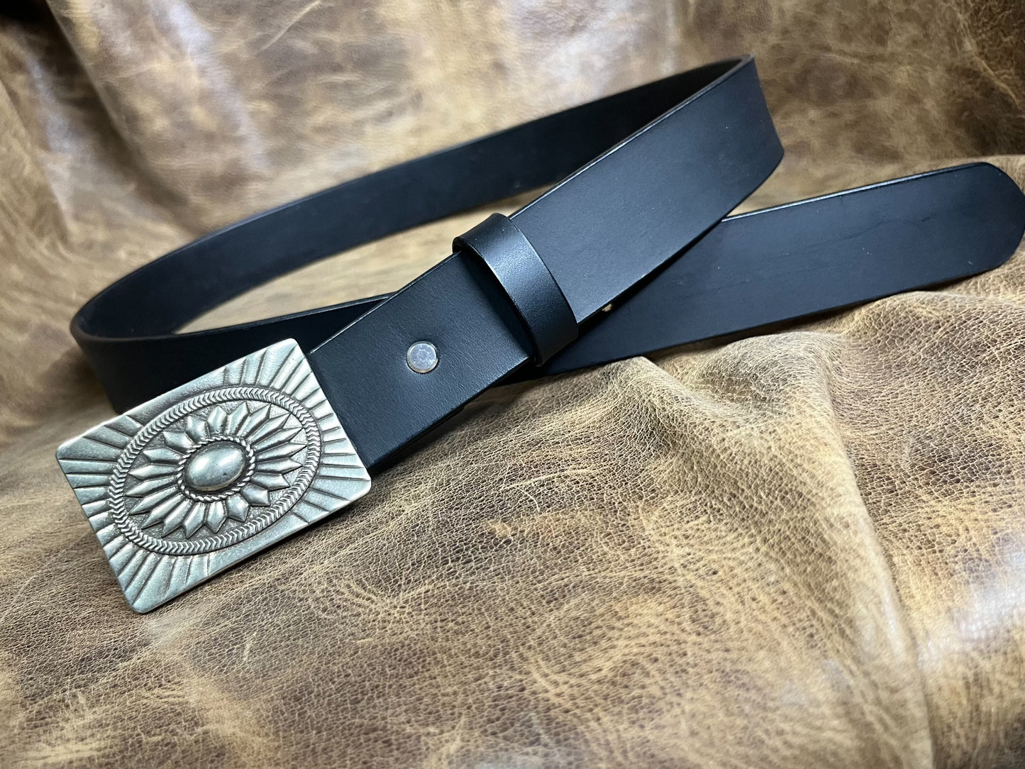 The three-dimensional white copper Navajo smooth gusset buckle is p…