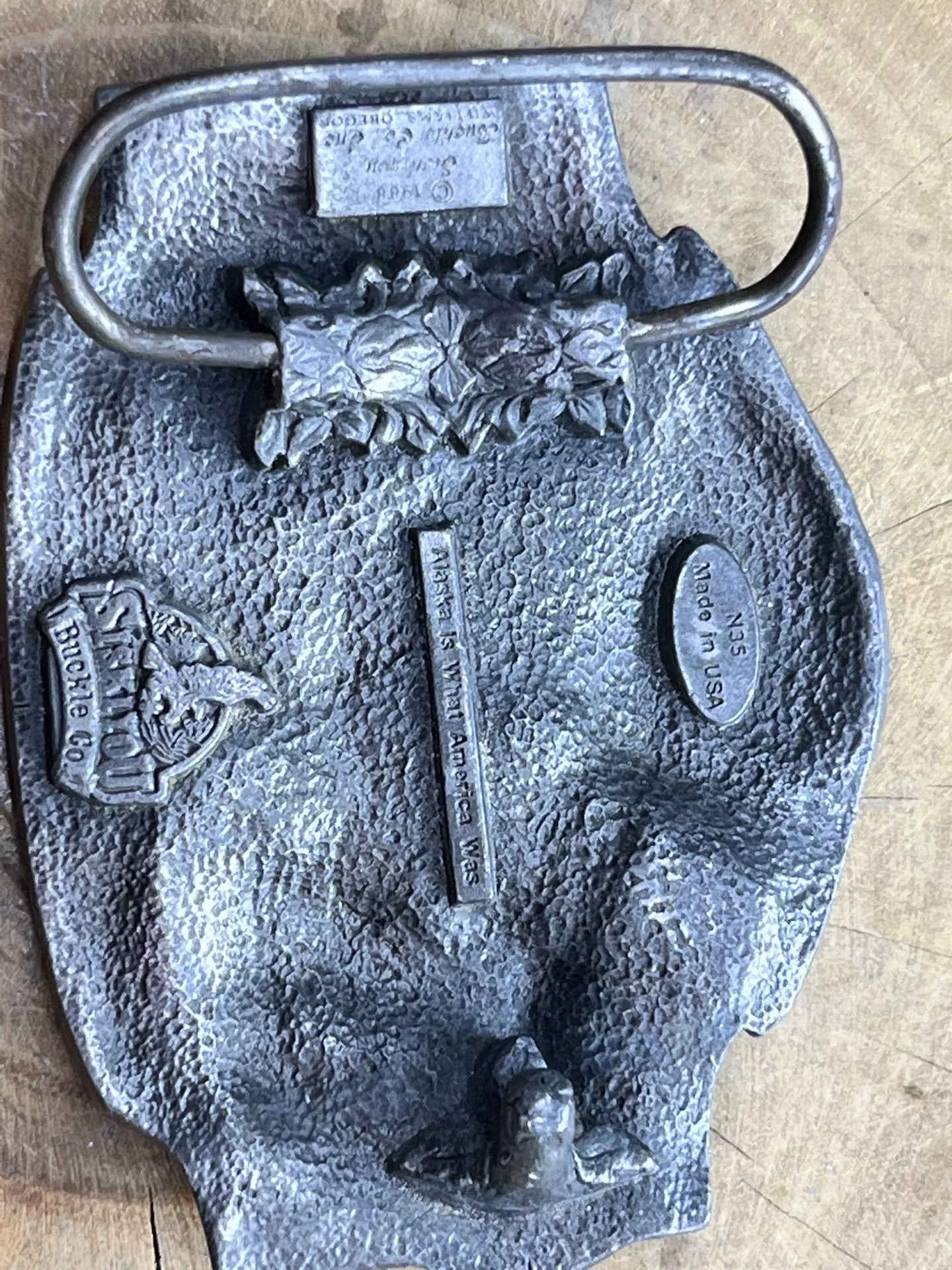 Pre-Owned Vintage American Relief Belt Buckle — Excellent Condition