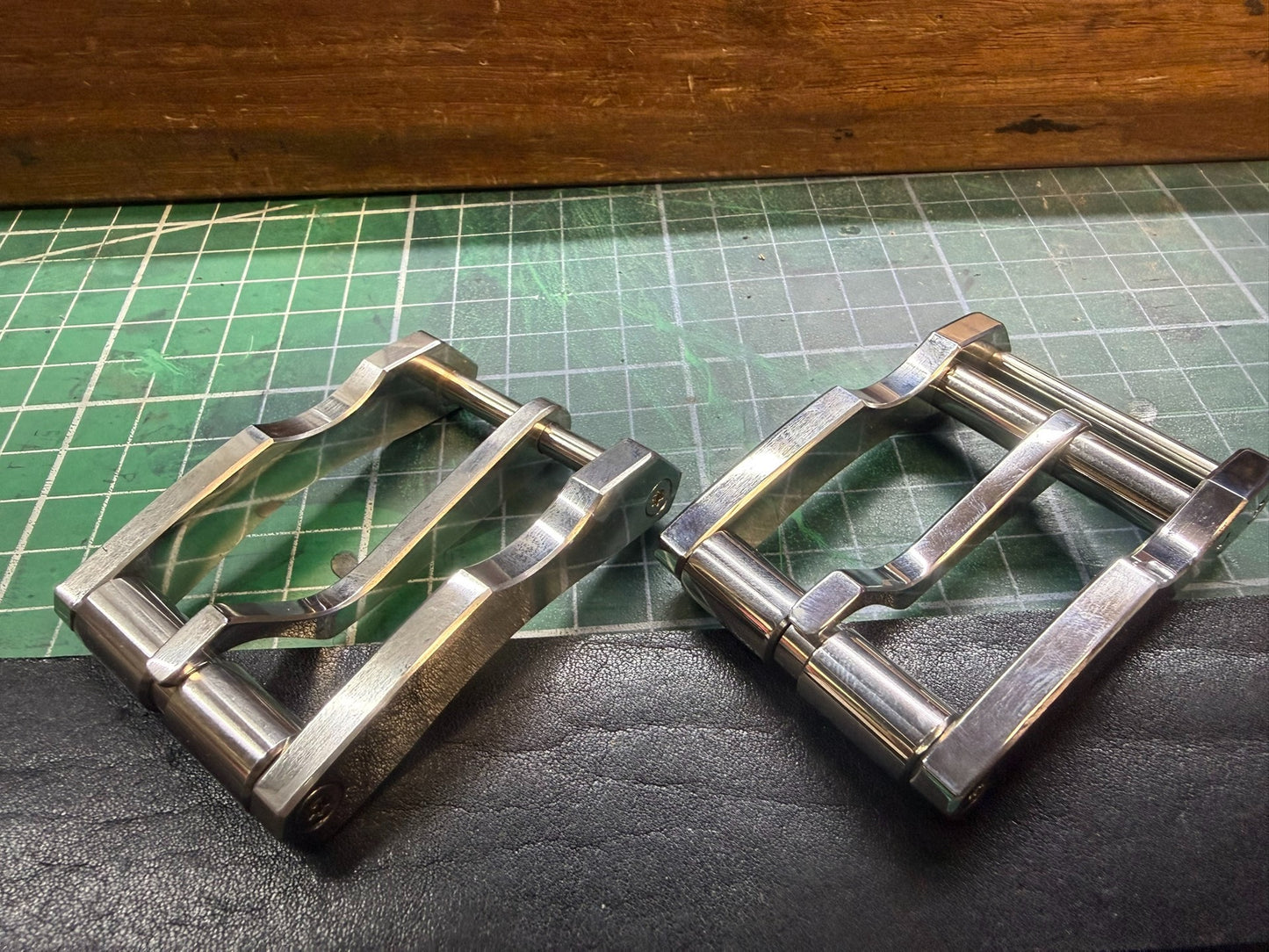 316L Line-Cut Belt Buckle — 35mm Inner Diameter, Rolling Pin Front