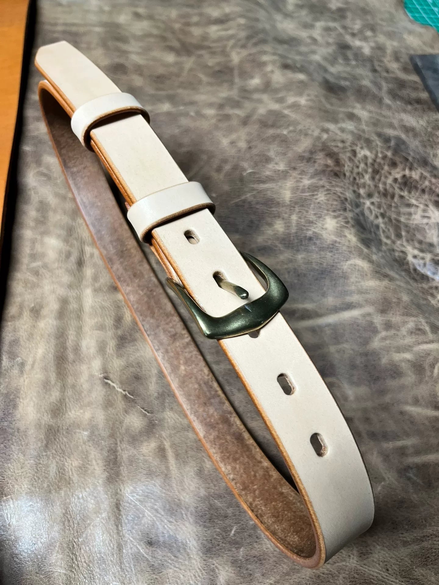 Handmade leather belt with original color body and brass buckle