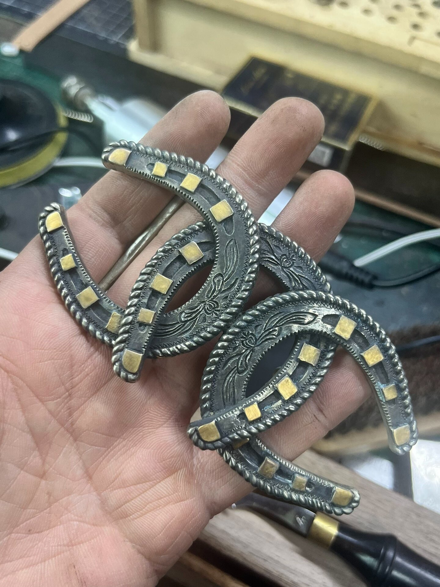 Horseshoe belt
