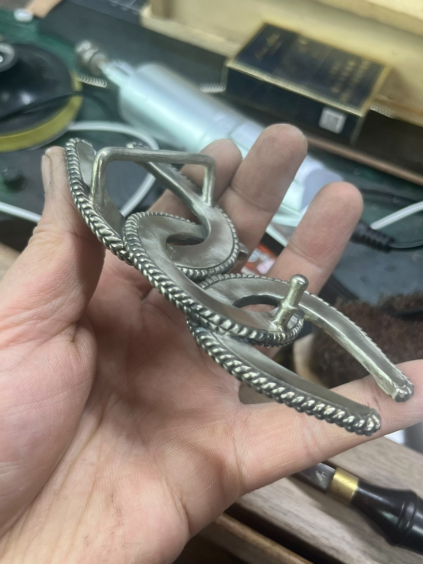 Horseshoe belt